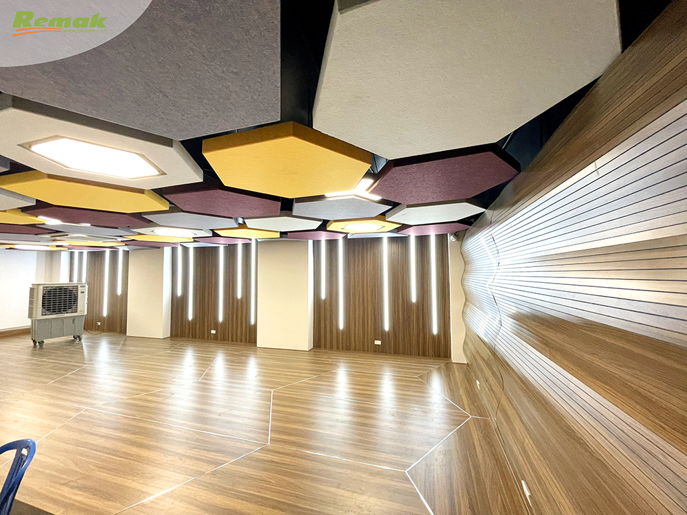 Remak® Acoustics Flexible Wood được nhà thầu sử dụng để tiêu âm, trang trí tầng bán hầm, tòa nhà 7 tầng, Đại học Ngoại thương Hà Nội