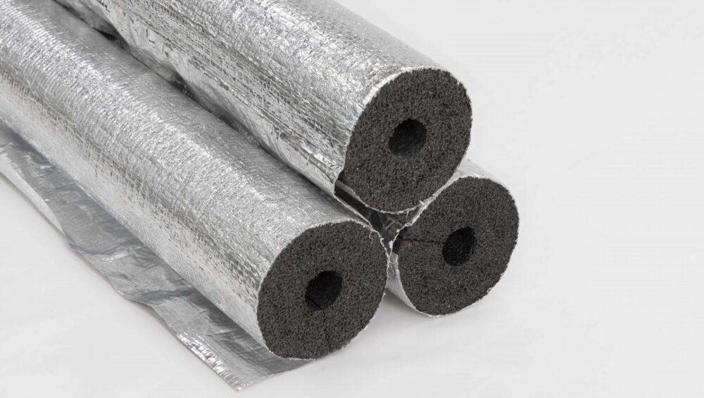 Ống mút xốp Pe được bọc lớp bạc để bảo vệ khỏi tác động môi trường