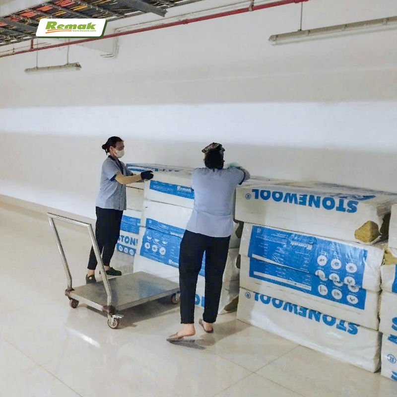 Bông khoáng sỉ được xếp thành kiện dễ vận chuyển và thi công