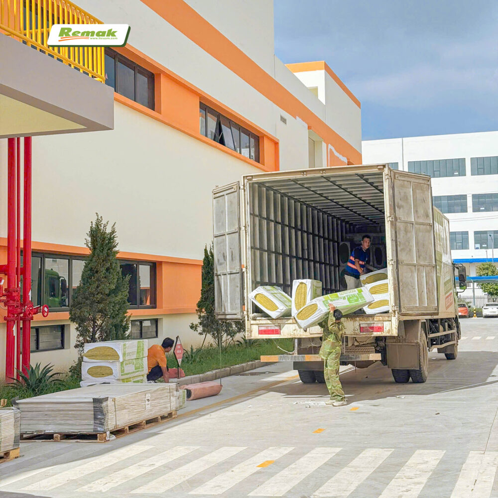 Bông khoáng Remak được xếp thành kiện dễ vận chuyển và thi công